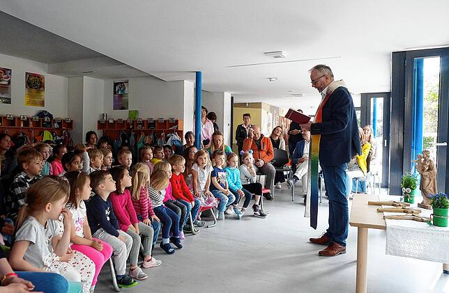 Der Segen: Pfarrer Ulrich Sickinger bittet Gott um den Segen für die neue Kita St. Josef in Tiengen und ihre Kinder, rechts die ...
