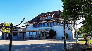 Der Altbau der Fritz-Baur-Grundschule in Mimmenhausen: Ab September 2026 werden alle Schüler an drei Nachmittagen bis 15.15 Uhr an der ...