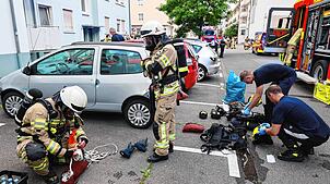 Die Atemschutzgeräteträger bereiten sich auf ihren Einsatz vor.