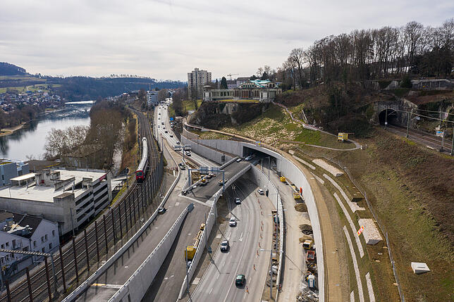 Portal Bahntal: Blick auf die neu erstellte Charlottenfelsbrücke über die Schaffhauserstraße. Oben auf dem Berg das Schloss ...