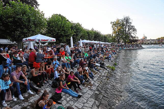 Warten auf das Feuerwerk im Stadtgarten beim Seenachtfest 2019.