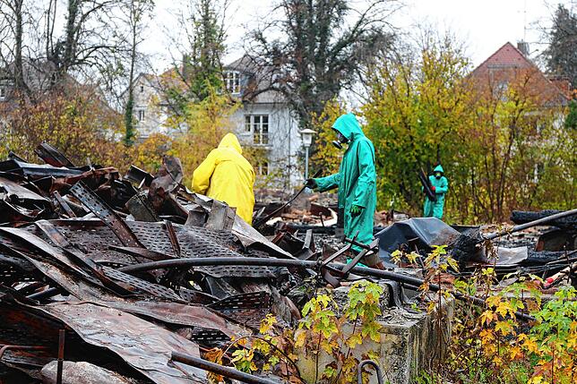 In Sichtweite der Ruine leben Menschen. Nach dem Brand hatten Anwohner teils Asche- und Asbest-Teilchen in ihren Gärten.