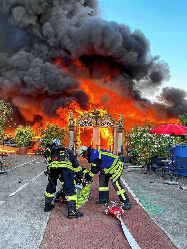 Die Feuerwehr Jestetten war an den Löscharbeiten beteiligt. Das Bild zeigt den Beginn der Löscharbeiten unter Atemschutz.