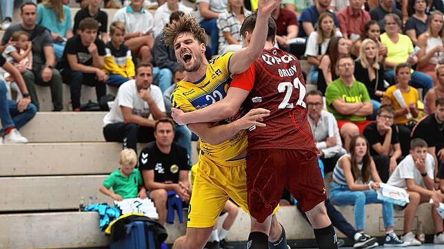 In der 2. Bundesliga wird hart zugepackt. Das bekamen Fynn Beckmann (links) und die HSG Konstanz gegen Potsdam (rechts Maxim Orlov) zu ...