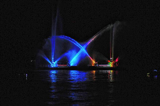 Beleuchtete Wasserfontänen mit den Feuerlöschbooten aus Konstanz und Überlingen.
