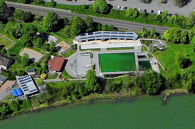 Das Murger Naturerelebnisbad Murhena liegt direkt am Rheinufer.