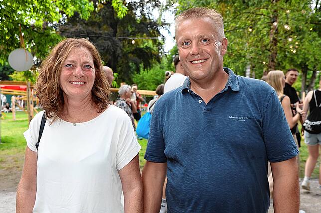 Bild 7: Hier ist was los! Die Besucher schlendern beim Seenachtfest 2023 über die Hafenmeile