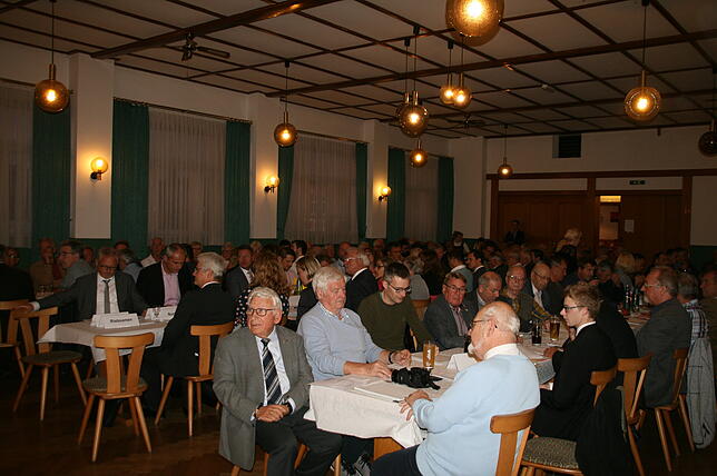 Der Saal des Gasthof Linde in Göggingen war gut gefüllt mit Mitgliedern der CDU. Das Durchschnittsalter des Kreisverbands liegt bei ...