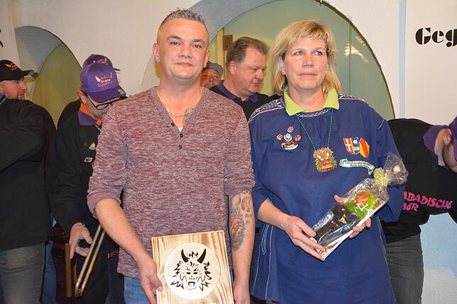 Mike Merz und Gudrun Heinemann werden geehrt.