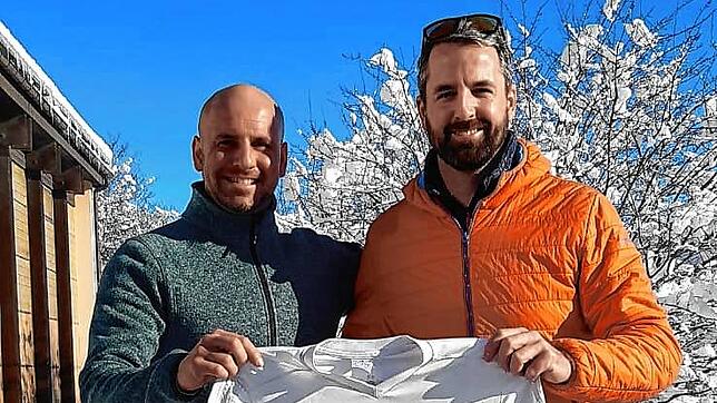 Sportvorstand Christian Duffner (rechts) freut sich, dass Mario Ketterer im Sommer den Trainerposten beim FC Schönwald übernimmt.