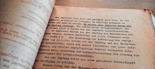 Wie ein Impflokal damals auszusehen hatte, ist hier nachzulesen: unter anderem gereinigt, gut gelüftet, geheizt, mit genügend ...
