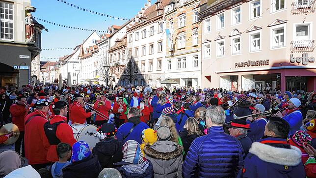 Dicht an dicht standen die Menschen ohne Abstand und Maske am Montag bei der Fasnet im Villinger Stadtzentrum.