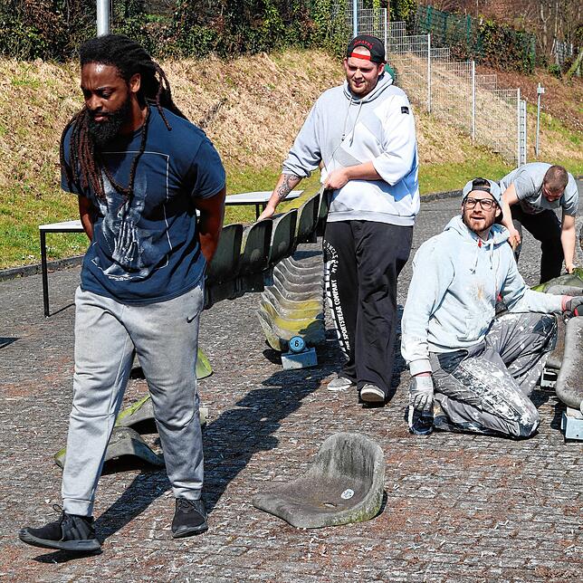 Die alten Sitzplätze müssen entfernt werden. Sie laden nicht mehr zum Sitzen ein.