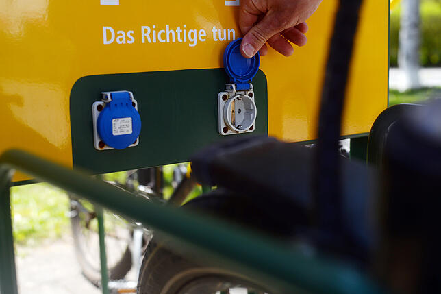 Klein und fast versteckt am Fahrradständer, hier am Ravensburger Hallenbad, verbergen sich unter kleinen blauen Schutzklappen mitunter ...