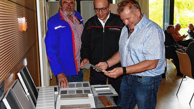 Der Gemeinderat hat sich für eine Fassadenverkleidung aus vergrautem Holz und Faserzementplatten für das neue Feuerwehrhaus entschieden. ...