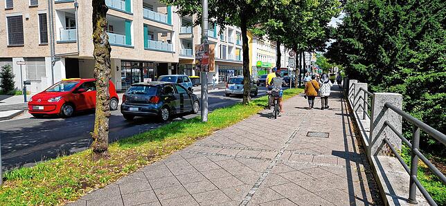 Manch einer weicht auf den Fußweg aus.
