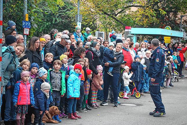 Die Übung stößt auf großes Interesse bei der Bevölkerung.