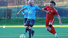 Die SG Reichenau/R.-Waldsiedlung (rechts Dominik Schaaf) spielt gegen die Spfr. Owingen-Billafingen, der FC Uhldingen (links Timo ...