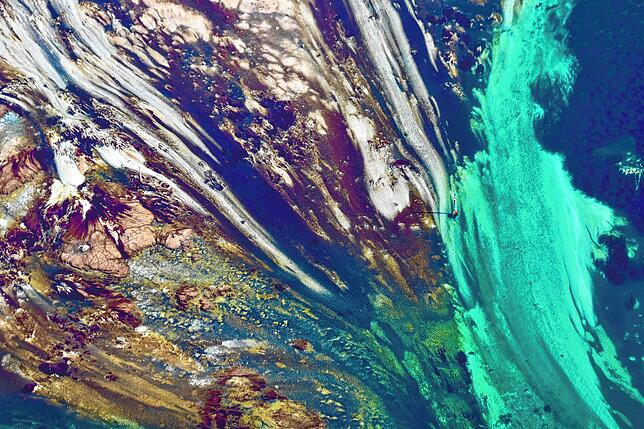 Fast wie ein Aquarell wirken die Farben und Formen. Solch einen Einblick bekommt man nur aus Luft – und wenn man das Glück hat, auf dem ...