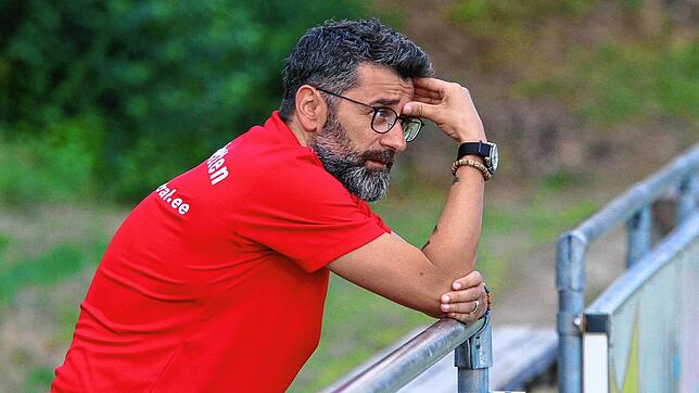 Kopfzerbrechen bei Trainer Michele Masi: Drei Spieler aus dem Kader des SV Jestetten leben im Kanton Zürich, der ab Samstag zum ...