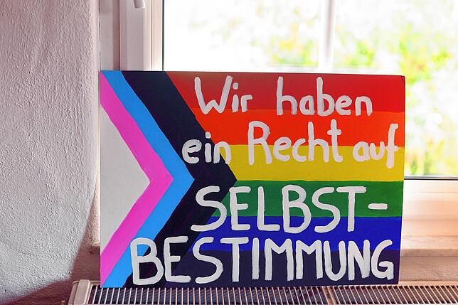 Die „progress pride flag“ steht für die Einbeziehung von Minderheiten und bisher zu wenig gehörten Stimmen.