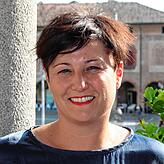 Die Bürgermeisterin von Lodi Sara Casanova auf dem Balkon des Rathauses.