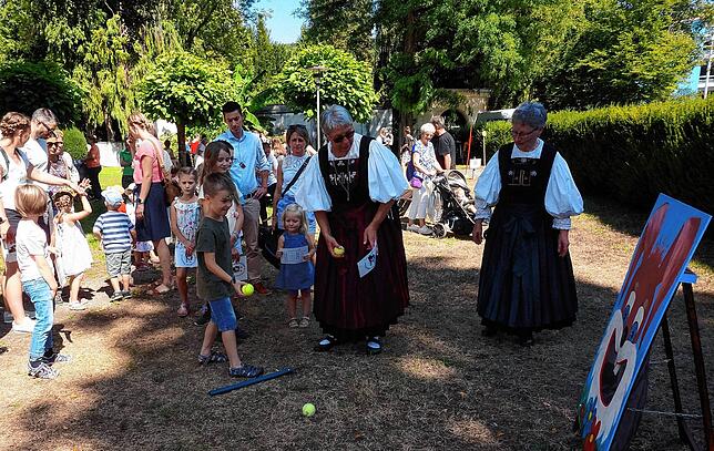 Sichere Hand: Genau zielen heißt es beim Chilbi-Kinderfest im Stadtgarten bei der Station „Ballwerfen“, hier versucht es ...