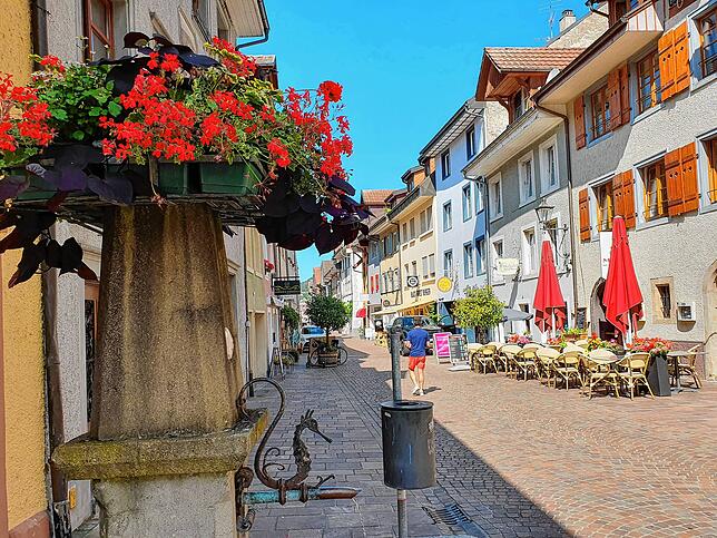 Jede Menge Brunnen sorgen an heißen Sommertagen in der Waldshuter Altstadt für Abkühlung. Im Bild ist die Wallstraße zu sehen.