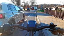 Fahrradschutzstreifen sollen – wie es der Name suggeriert – Schutz für Radfahrer bringen. Doch in der Realität entstehen immer wieder ...