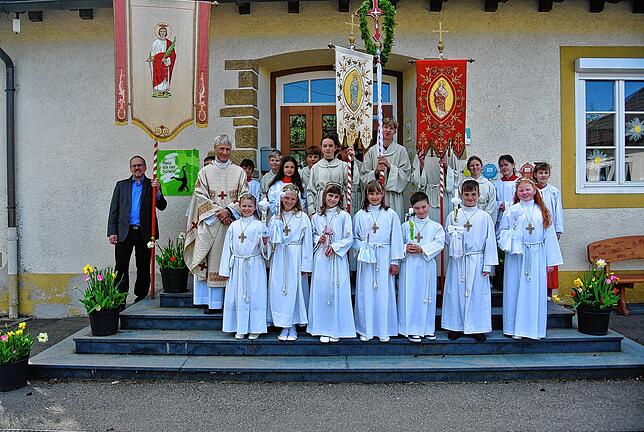 Pater Matthias Hanisch mit den Berauer Erstkommunionkinder (von links): Theresia Boll, Leonie Provenzano, Lijana Baumann, Anna Ebner, ...