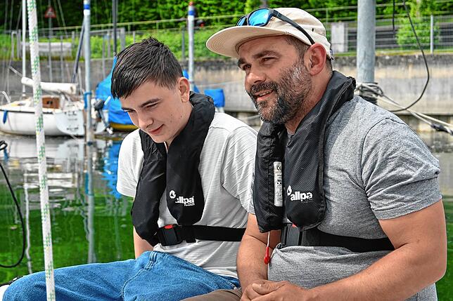 Vor der Fahrt tauschen sich Vinzenz Kraft (rechts) und der 15-jährige Benjamin aus.