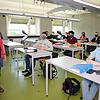 Plexiglas-Visier für die Lehrerin und Schutzmasken für die Schüler: Blick in einen Klassenraum der Hohentwiel-Gewerbeschule in Singen.