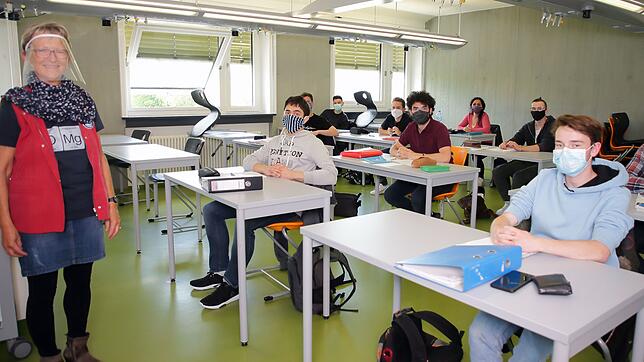 Plexiglas-Visier für die Lehrerin und Schutzmasken für die Schüler: Blick in einen Klassenraum der Hohentwiel-Gewerbeschule in Singen.