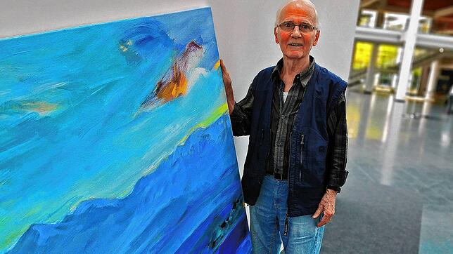 Arno Dirksen aus Überlingen beim Hängen seiner oft großformatigen, abstrakten Segelbilder im Foyer West der Messe. Der Künstler stellt ...