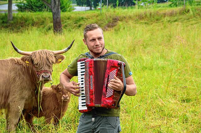 Bild 2: Der Bauer und das liebe Vieh: Der Konstanzer Patrick Romer begibt sich am Montagabend bei RTL auf die Suche nach seiner Traumfrau