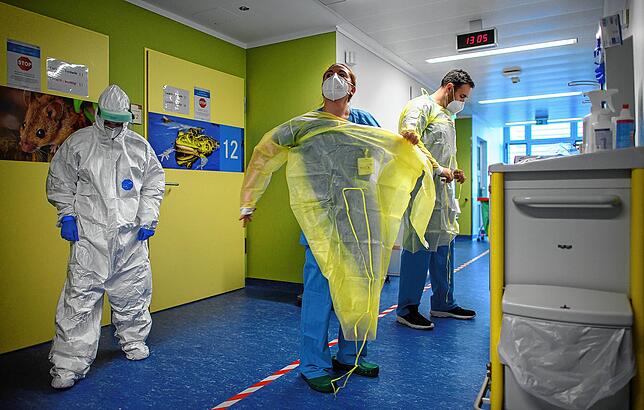Ärzte an kommunalen Krankenhäusern bekommen im Normalfall kein Weihnachtsgeld. Allerdings wird ihnen der Bonus oft übers Jahr verteilt ...