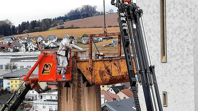 Nach der Mistgabel kommt noch der Besen zum Einsatz.