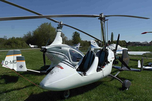 Auf dem Gelände sindungewöhnliche Fluggeräte wie diese Tragschrauber zu sehen.