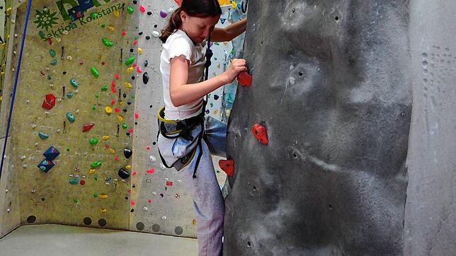 Fast wie am echten Fels: In der Haupthalle des Kletterwerks bilden die anspruchsvollen Routen den Abschluss des Schnupperkurses. Matilda ...