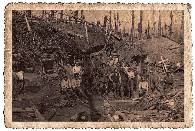 Frühjahr 1917: deutsche Soldaten des Reserve-Infanterieregiments 111 vor den drei Zugängen zum Winterbergtunnel.