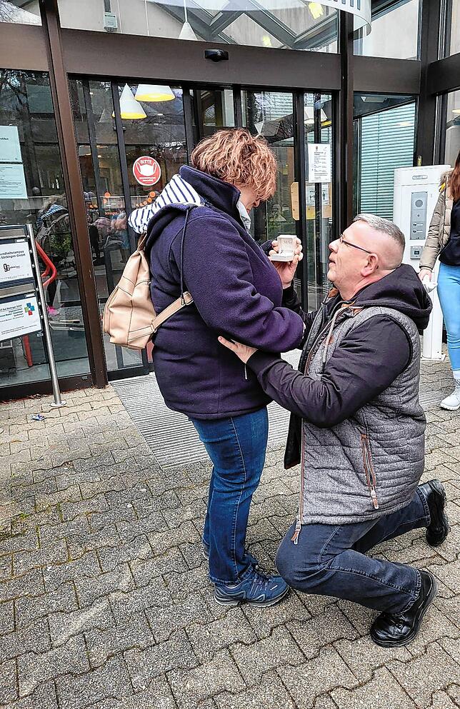 Yves Weimerskrich hat im Januar 2023 bei seinem zweiten Reha-Aufenthalt in Bad Säckingen um die Hand seiner Christine vor der ...