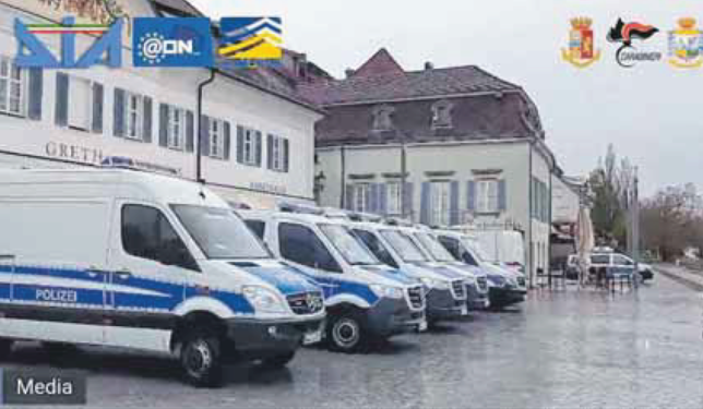 Zahlreiche Einsatzfahrzeuge parkten am 5. Mai 2021 frühmorgens auf dem Landungsplatz in Überlingen, um eine Anti-Mafia-Razzia im großen ...