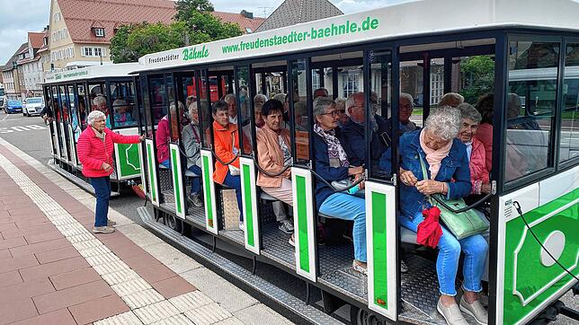 Mit dem Freudenstädter Bähnle geht es auf den Kienberg. Mit dabei auch Bürgermeister Jörg Frey. Bild: Gemeinde