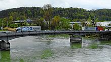 1920 gab es noch keine Brücke über den Rhein. Ungefähr an dieser Stelle im Rhein wollten zwei Frauen in der Nachkriegszeit mit der Fähre ...