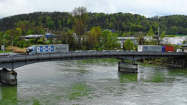 1920 gab es noch keine Brücke über den Rhein. Ungefähr an dieser Stelle im Rhein wollten zwei Frauen in der Nachkriegszeit mit der Fähre ...