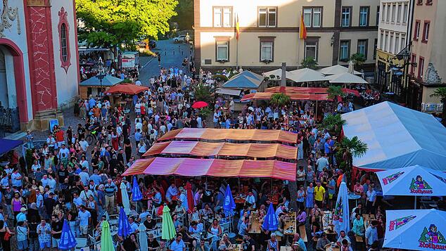 Gegen Abend, mit sinkenden Temperaturen, füllt sich der Münsterplatz.
