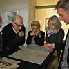 Die Originalurkunde mit der Ersterwähnung Überlingens studieren hier im Stiftsarchiv St. Gallen Oberbürgermeisterin Sabine Becker (2. ...