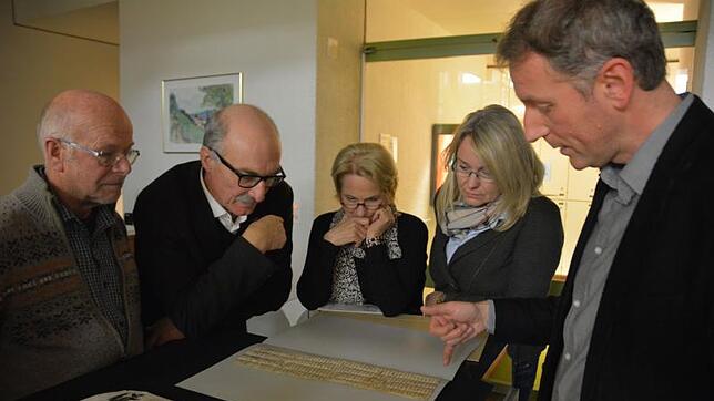 Die Originalurkunde mit der Ersterwähnung Überlingens studieren hier im Stiftsarchiv St. Gallen Oberbürgermeisterin Sabine Becker (2. ...