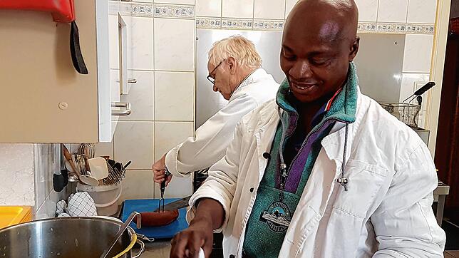 John James und Lothar Haberle bekochen die Besucher der Wärmestube in Schwenningen.