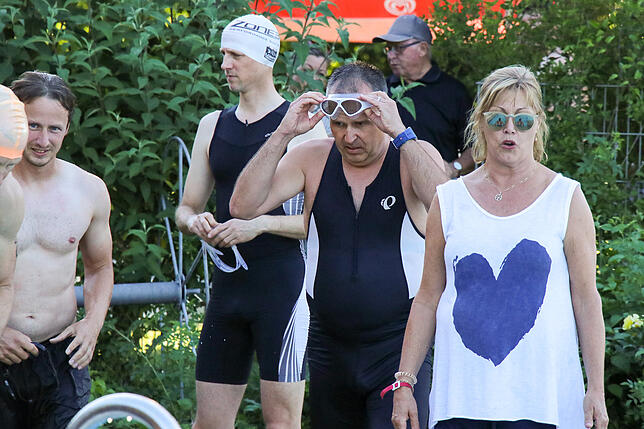 Bild 1: Mit der Nummer 117 durch die Triathlon-Nacht &ndash; wir haben Teilnehmer Dietmar Granacher begleitet